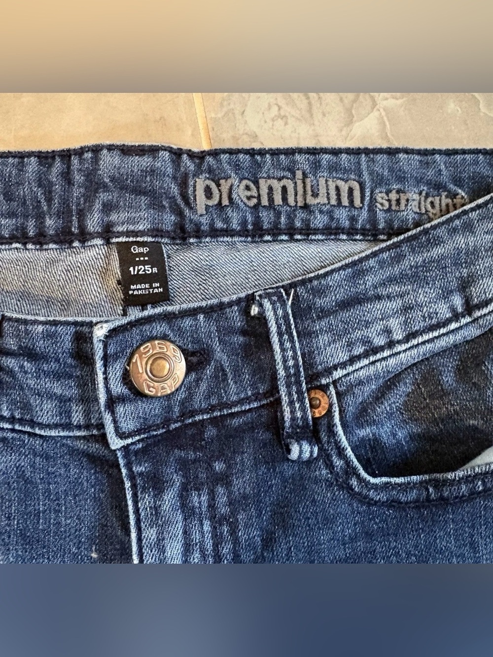 Gap Women’s Premium Straight Fit Jeans Sz 25 Mid Rise Medium Wash Denim Classic - Picture 2 of 10